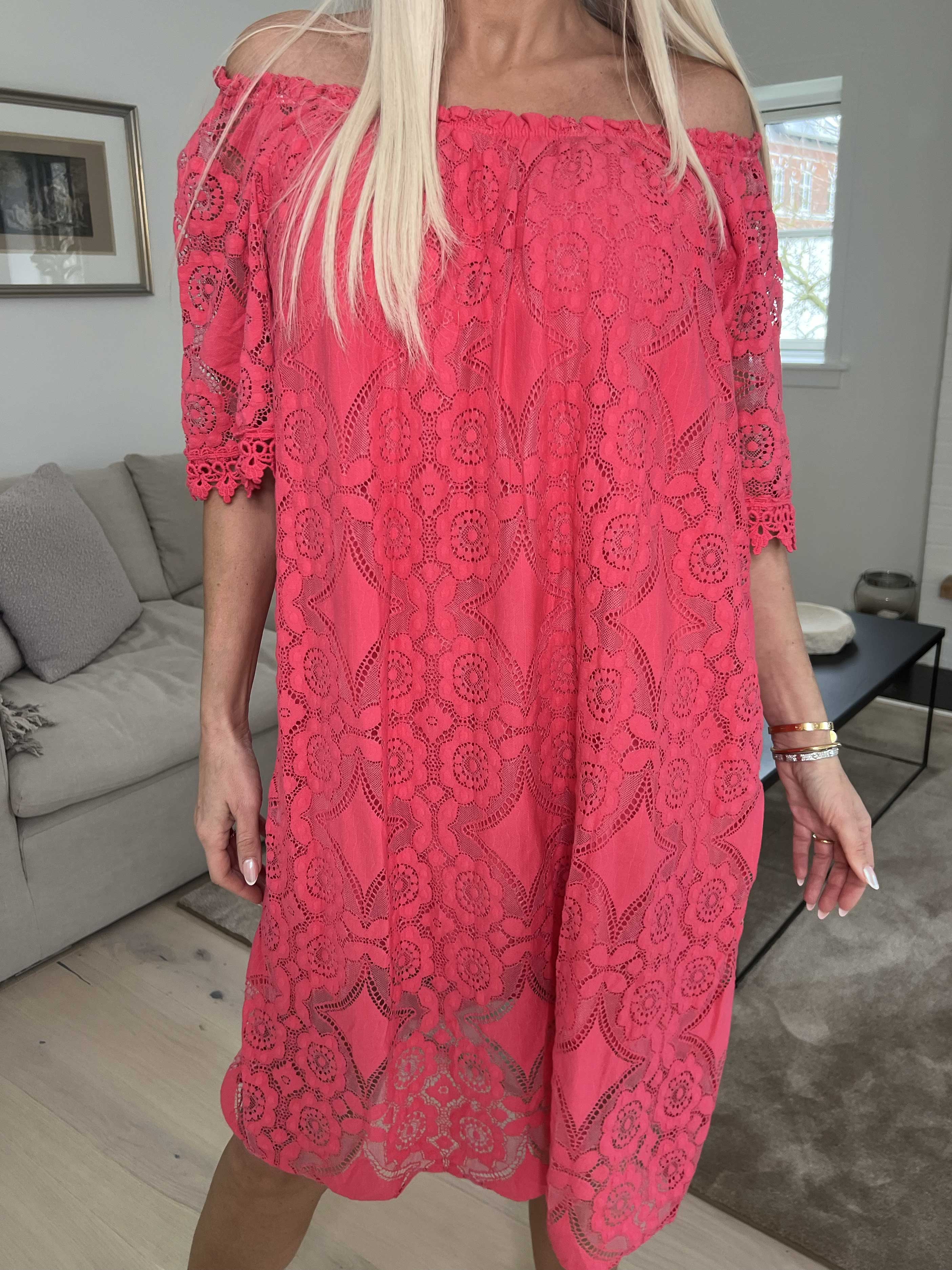 Thea - Sød blondekjole med elastikkant i udskæringen